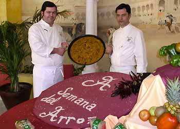 Francisco Jiménez, director de Alabardero Catering, y Miguel Prieto, jefe de cocina de la E. H. de Sevilla